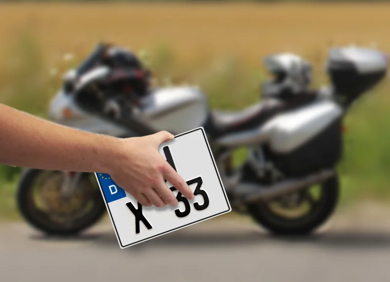 KFZ-Schild vor dem Motorrad