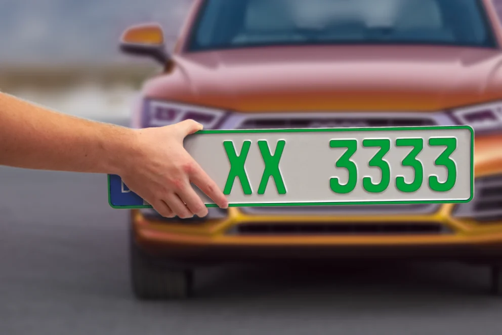 Auto mit grünem Nummernschild vom Wunschkennzeichen-versand