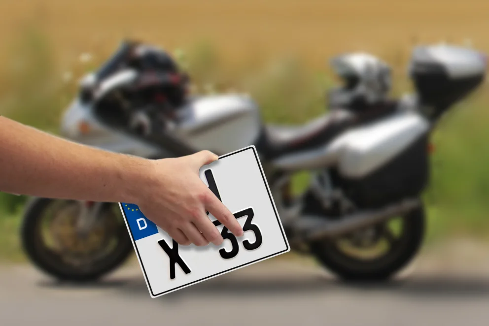 KFZ-Schild vor dem Motorrad